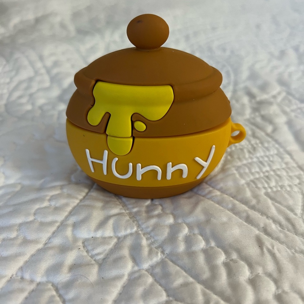 Winnie the Poo inspired Apple Airpod Pros case. (Airpods not included)